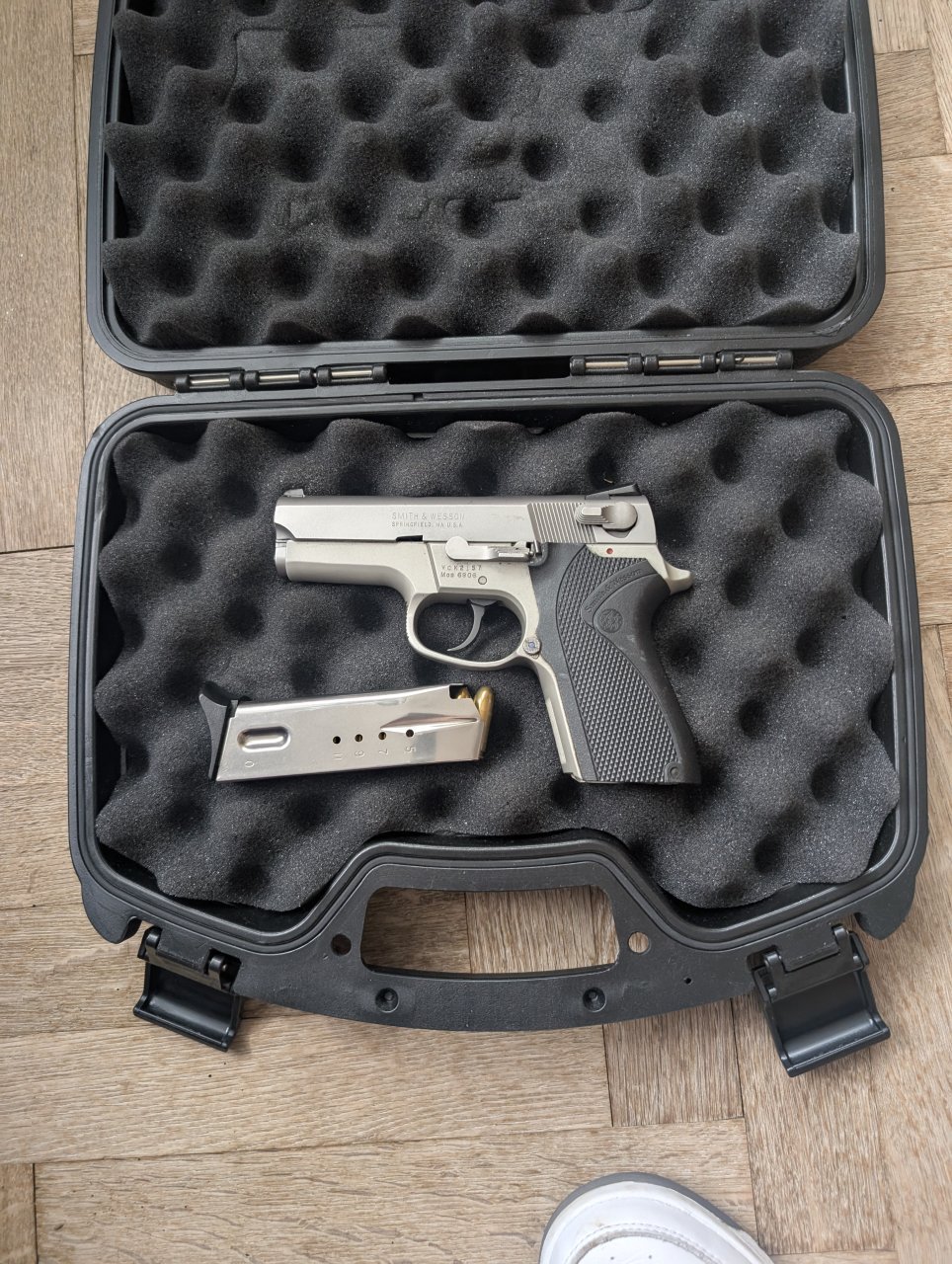 Smith & Wesson 6906 (9mm Luger) – výborný stav